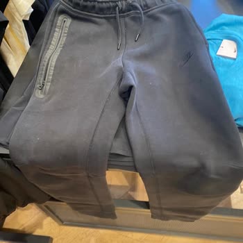 Aldığım Nike Eşofman Altında Renk Solması Ve Diz İzleri Sorunu