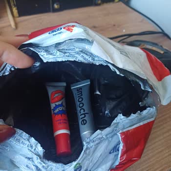 Kisskorea.shop 20 Liralık Soyulabilir Ruj Ve Kullanılmış Parlatıcı Yolladı