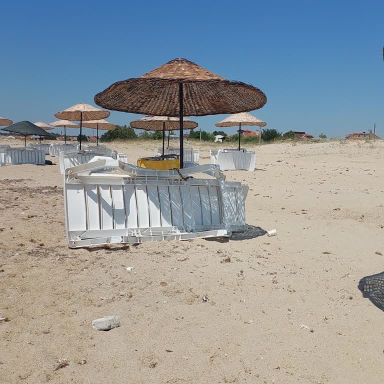 Altınkum Plajında Toplatılan Şezlong Ve Şemsiyeler Kısa Sürede Geri Döndü