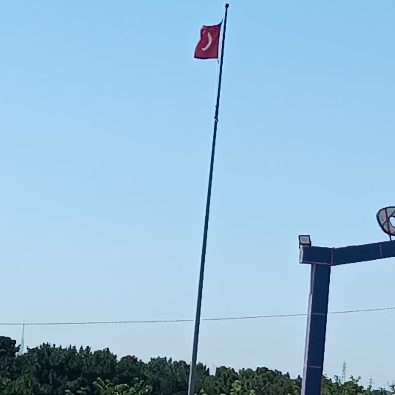 Güneşten Zarar Gören Bayrakların Yenilenmesi Talebi
