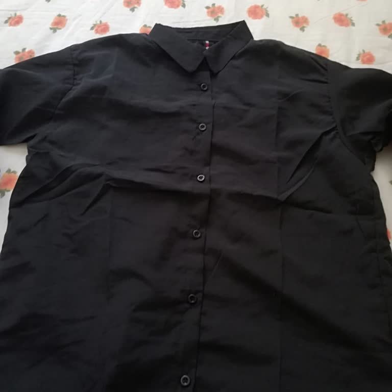 Aldığım Gömlekler Görsellerle Uyuşmuyor Ve Satıcı İletişime Geçmiyor