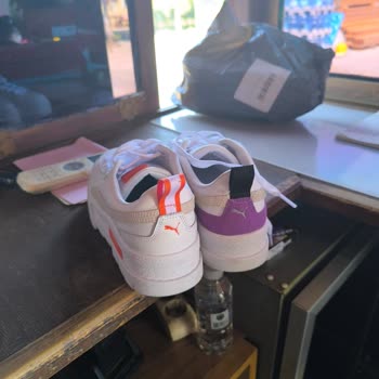 Farklı Renklerde Ayakkabı Gönderildi