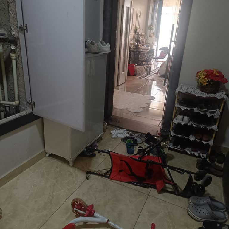 Sayaç Okuma Görevlisinin Eşyaları Düzensiz Ve Saygısızca Bırakması