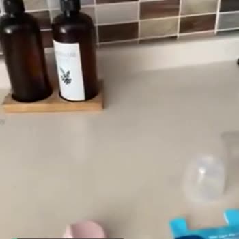 Wee Baby Su Biberonu Damlatıyor