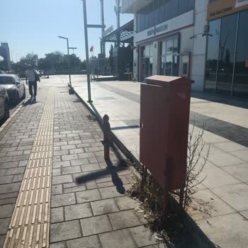 Çiğli Belediyesi Park Yaşam Ataşehir Önündeki Otopark Ve Çevresinde Süregelen Temizlik Sorunu