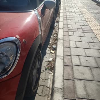 Çiğli Belediyesi Park Yaşam Ataşehir Önündeki Otopark Ve Çevresinde Süregelen Temizlik Sorunu