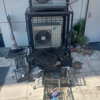 Çiğli Belediyesi Park Yaşam Ataşehir Önündeki Otopark Ve Çevresinde Süregelen Temizlik Sorunu