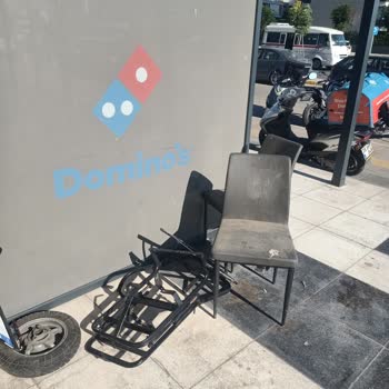 Çiğli Belediyesi Park Yaşam Ataşehir Önündeki Otopark Ve Çevresinde Süregelen Temizlik Sorunu