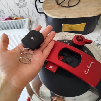 Düdüklü Tencerenin Açma Kapama Düğmesi Isınınca Fırlıyor