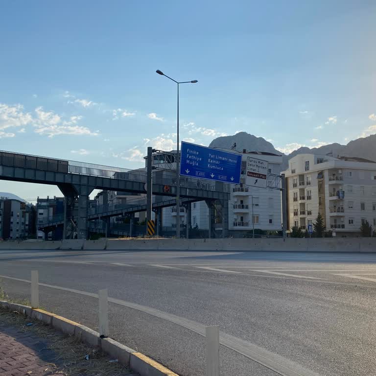 Emniyet Genel Müdürlüğü Üst Geçitte Motorlu Araçların Geçişi Güvenliği Tehdit Ediyor