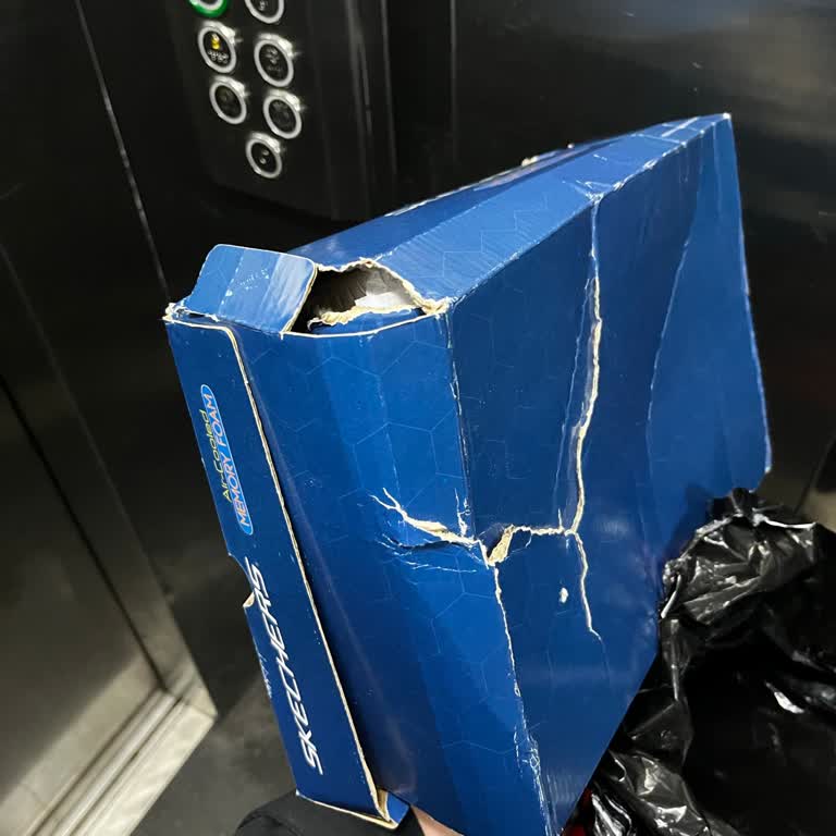 Boynerden Yırtık Kutuda Gelen Ayakkabı Mağazacılıkta Hayal Kırıklığı