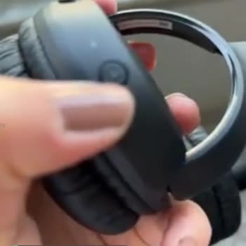 JBL Kulaklık Yuvarlak Açma Kapama Tuşu İçinde Kaldı