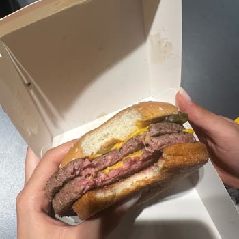 Yanlış Boy Ekmek Ve Çiğ Hamburgerle Karşılaştık, Olumsuz Mağaza Deneyimi