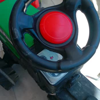 Dört Yaşındaki Çocuğun Kullandığı Traktörün Direksiyonu Kısa Sürede Kırıldı