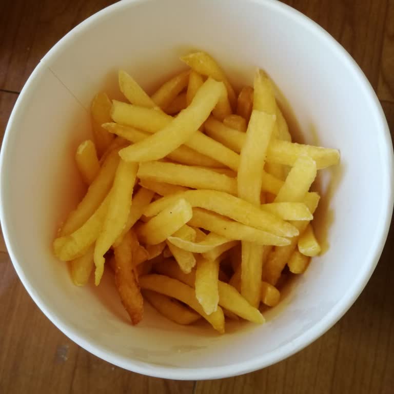 Saloon Burger'da Kova Boy Patates Sürekli Eksik Dolduruluyor