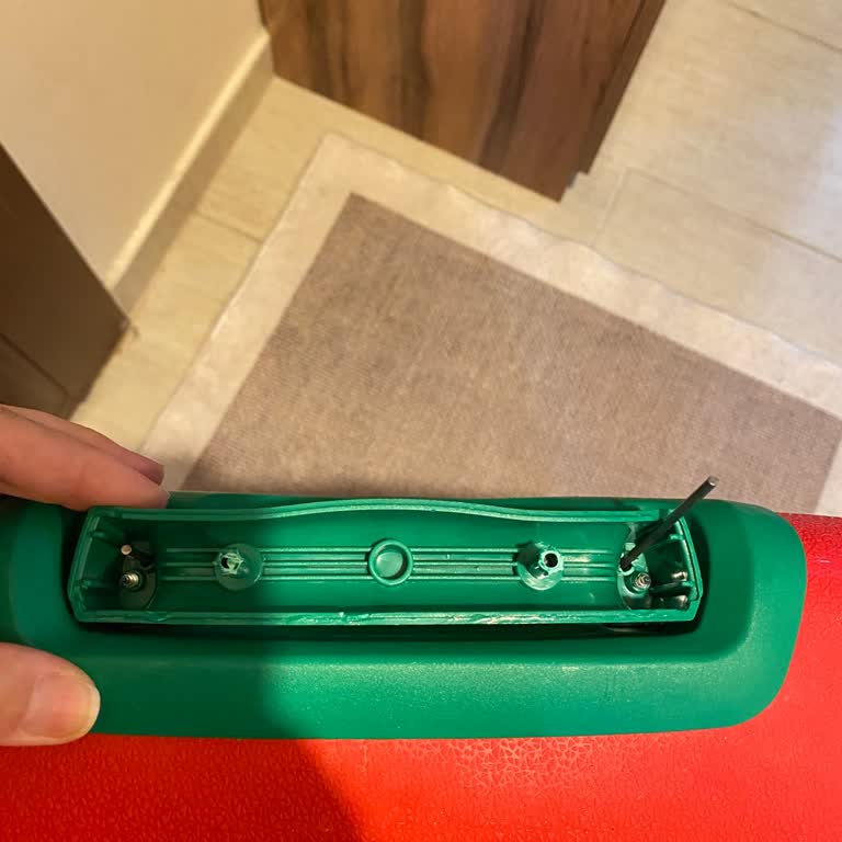 Ajet Uçuşunda Kırılan Bavulum İçin Çözüm Bekliyorum