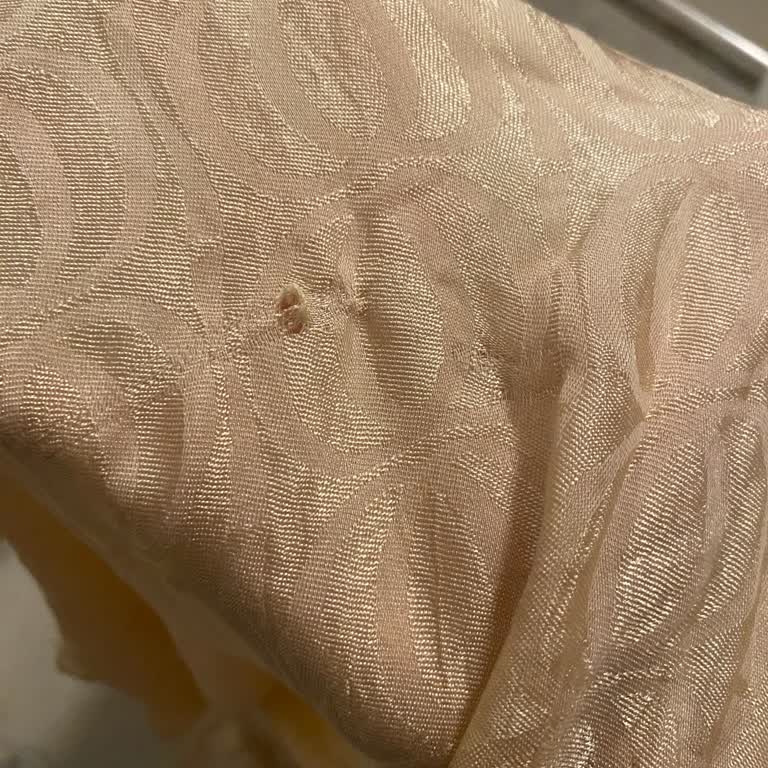 Pahalı Şal İlk Kullanımda Delik Delik Oldu