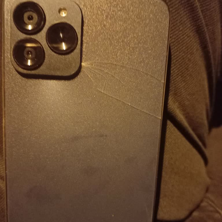 Telefonun Arka Pil Kapağı Kendiliğinden Çatladı Parça Bulamıyorum