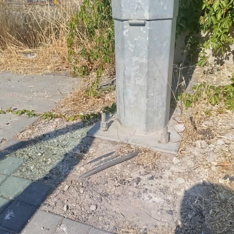 Kaldırım Üzerinden Geçen Elektrik Kablolarının Tehlikesi Ve Kontrol Talebi