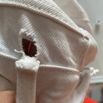 Yeni Alınan Pantolon İki Giyimde Yırtıldı