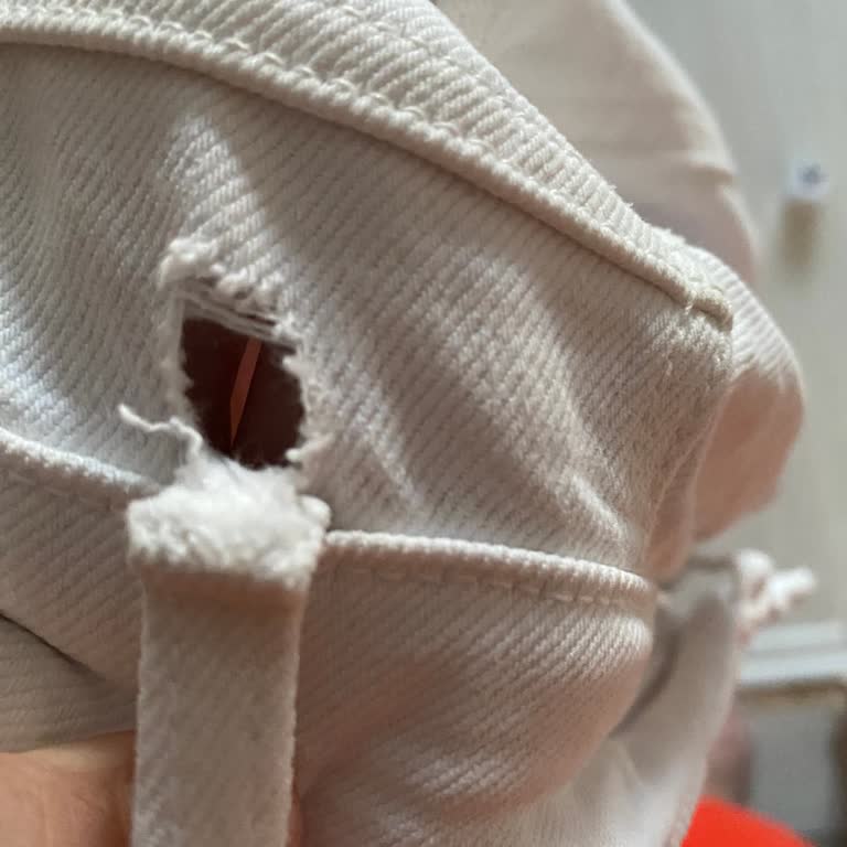 Yeni Alınan Pantolon İki Giyimde Yırtıldı