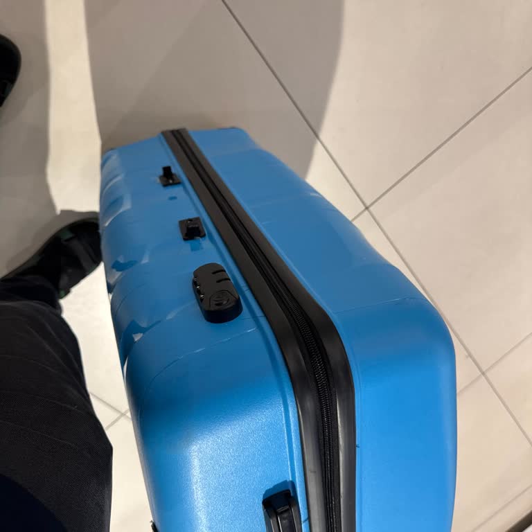 Yeni Alınan Valizin Tutacağı İlk Günde Koptu