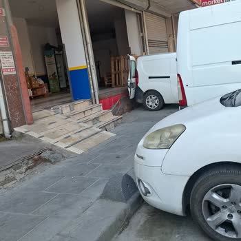 Sultangazi Belediyesi Kaldırımın Mal İndirip Bindirme Nedeniyle Sürekli Kapatılması