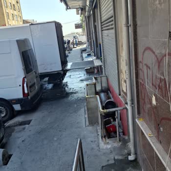 Sultangazi Belediyesi Kaldırımın Mal İndirip Bindirme Nedeniyle Sürekli Kapatılması