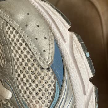 Kısa Sürede Yırtılan New Balance 530 Ayakkabısı Hayal Kırıklığı Yarattı