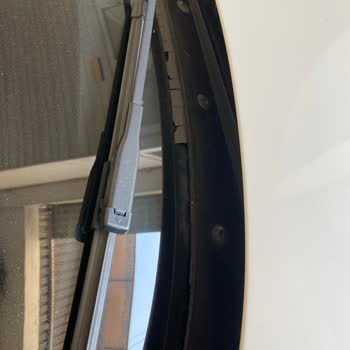 BMW 118i Ön Cam Silecek Izgarası Ve Fitilinde Ciddi Deformasyon Sorunu