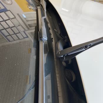 BMW 118i Ön Cam Silecek Izgarası Ve Fitilinde Ciddi Deformasyon Sorunu