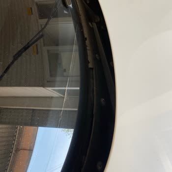 BMW 118i Ön Cam Silecek Izgarası Ve Fitilinde Ciddi Deformasyon Sorunu