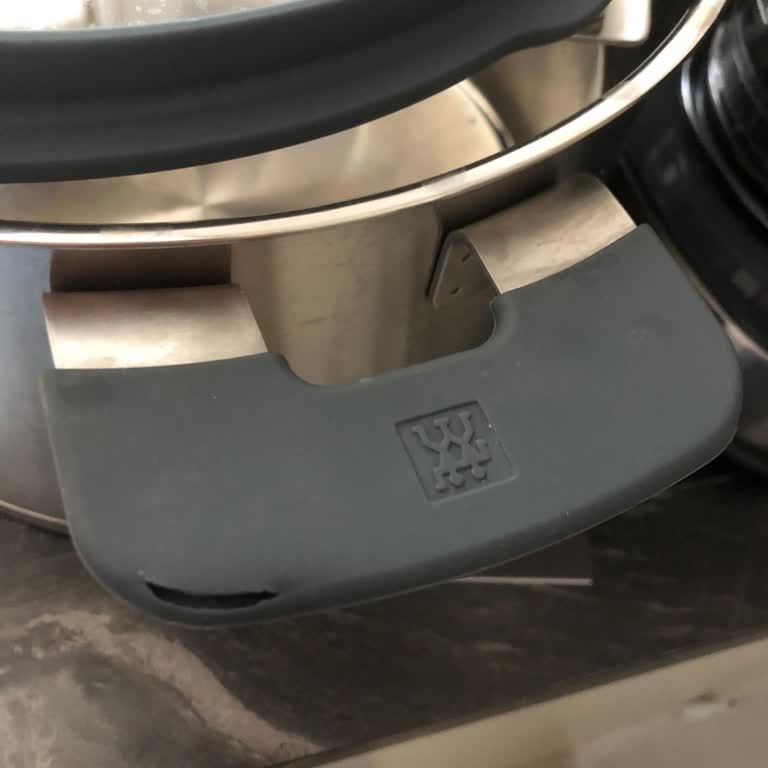 Sıfır Tencere Setinde Silikon Yırtılması Ve Yetkili Karmaşası