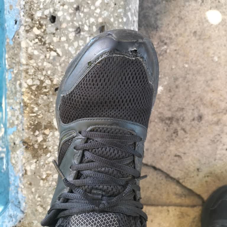 Joma Ayakkabı Kısa Sürede Kullanılamaz Hale Geldi, Mağaza Ve Marka İlgisiz