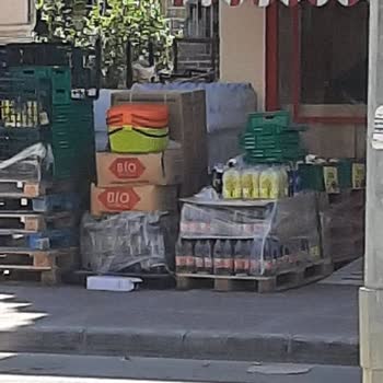 Şok Markette Güneş Altında Bekletilen Ürünler Ve İlgisiz Personel