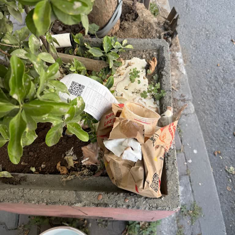 Tıkla Gelsin Siparişim Dökülmüş Ve Eksik Teslim Edildi, Kurye Davranışı Sorunlu
