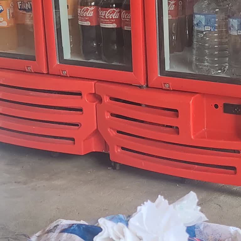 Gönderilen Coca-Cola Dolabı Arızalı Ve Eski Çıktı