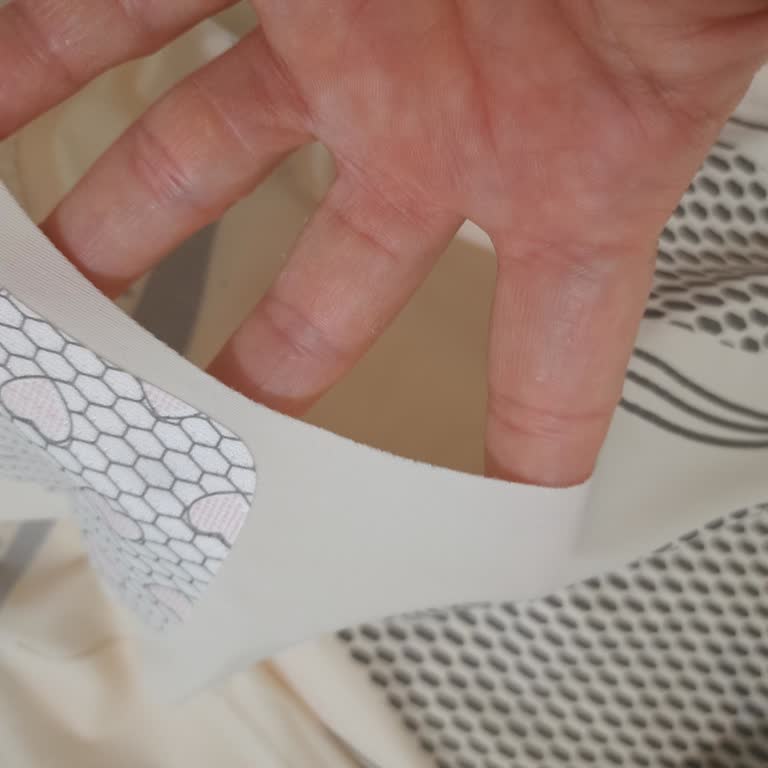 Korse Beklerken Sıradan Bir İç Çamaşırı Geldi