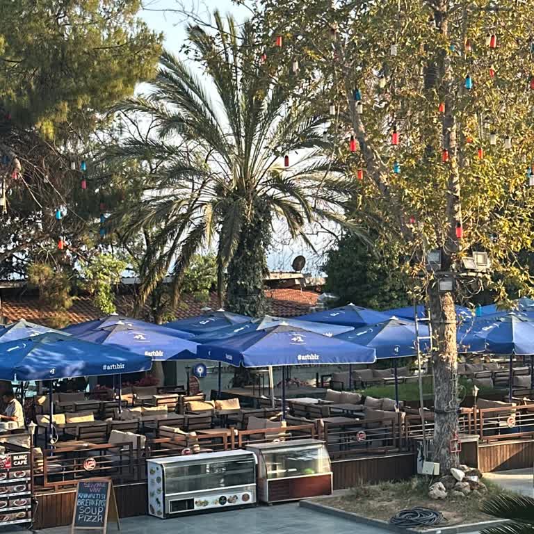 Garsonun Kaba Tavrı Ve Müşteriye Uygunsuz Davranışı Şaşkınlık Yarattı