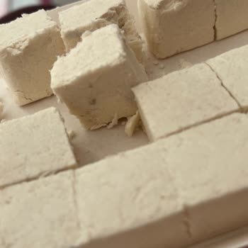 Buzdolabında Saklanan Helvaların Kısa Sürede Küflenmesi Şaşkınlık Yarattı