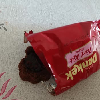 Kapalı Ambalajdan Isırılmış Kek Çıktı, Hijyen Endişesi Yaşadım