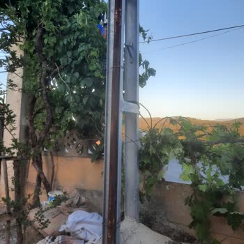 Bahçemdeki Elektrik Direği Evime Ve Ağaçlara Tehlike Oluşturuyor Çözüm Bekliyorum