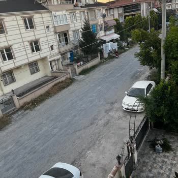 Yalı Mahallesi'nde Yıllardır Çözülemeyen Toz Ve Bakımsız Yol Sorunu