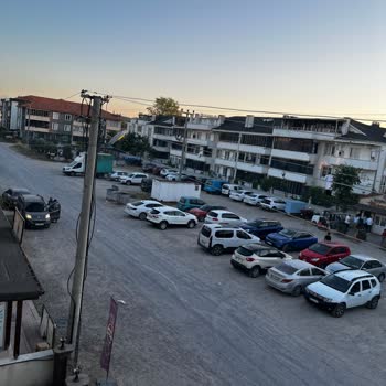 Yalı Mahallesi'nde Yıllardır Çözülemeyen Toz Ve Bakımsız Yol Sorunu