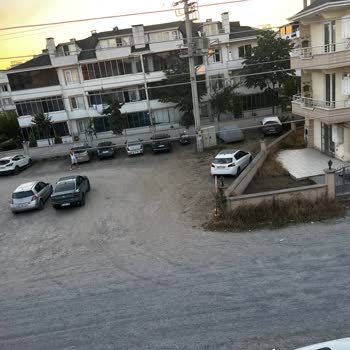 Yalı Mahallesi'nde Yıllardır Çözülemeyen Toz Ve Bakımsız Yol Sorunu