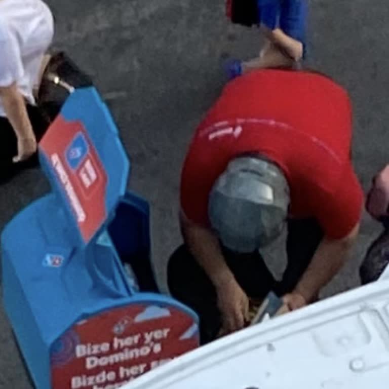 Kurye Yere Düşen Pizzayı Tekrar Kutuya Koyup Teslim Etmeye Çalıştı