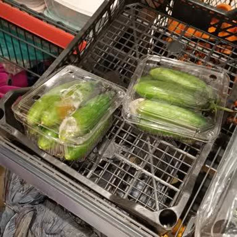 Marketlerde Küflü Sebzeler Ve İlgisiz Personel Şikayeti