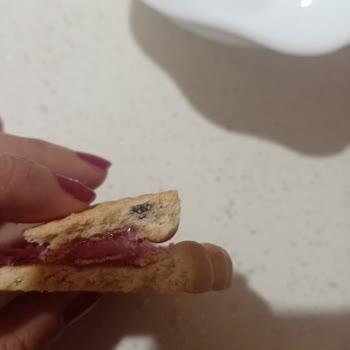 Eti Cin Çilekli Paketten Çıkan Siyah Cisim Güvenimi Sarstı