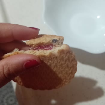 Eti Cin Çilekli Paketten Çıkan Siyah Cisim Güvenimi Sarstı