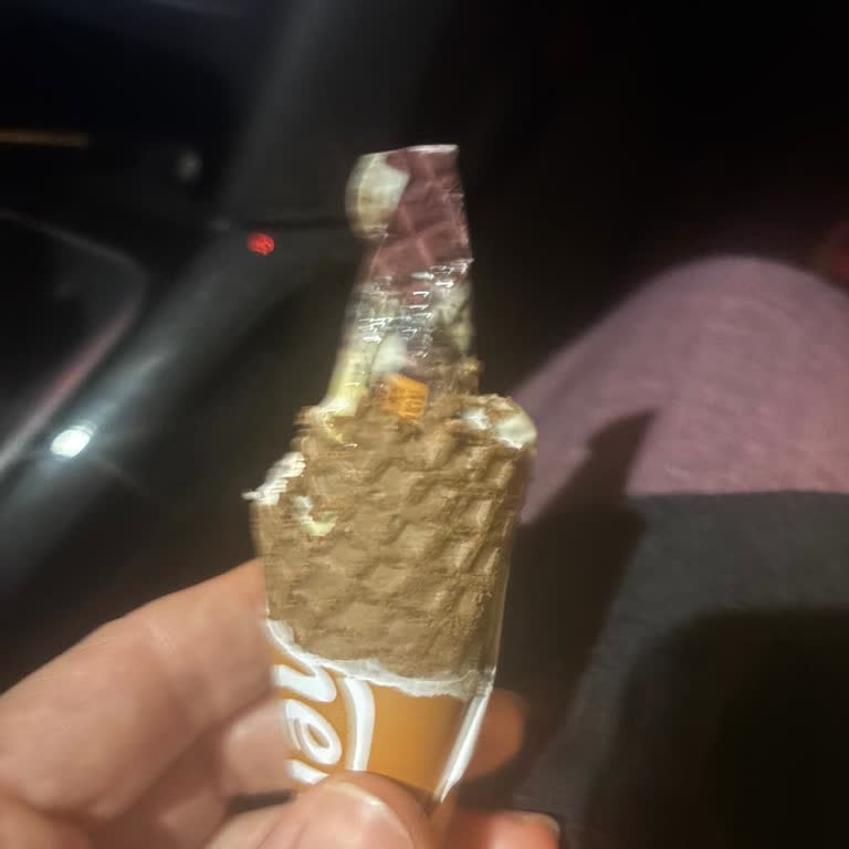 Aldığım Dondurmanın İçinden Yenmiş Çöp Kağıdı Çıktı, Mağdur Oldum